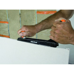Rabot à plaques de plâtre avec surface de râpe